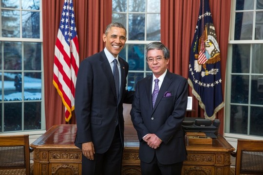 Đại sứ Việt Nam tại Mỹ Phạm Quang Vinh (phải) trong Lễ trình Quốc thư lên Tổng thống Mỹ Barack Obama tại Nhà Trắng ngày 23-2. Ảnh: Bộ Ngoại giao Việt Nam