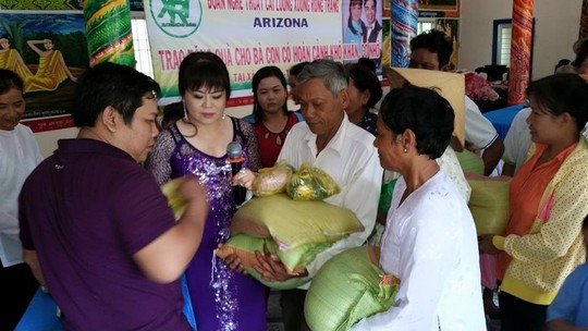 Nghệ sĩ Kim Phụng trao tặng gạo và quần áo cho người nghèo tại xã Tân Mỹ, huyện Trà Ôn, tỉnh Vĩnh Long nhân mùa Phật đản