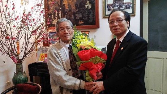 NSND Lê Tiến Thọ - Chủ tịch Hội Nghệ sĩ sân khấu Việt Nam tặng hoa chúc mừng GS-TS - NSND Đình Quang nhân dịp đón chào năm mới 2015