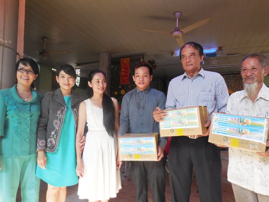 Các nghệ sĩ: Bích Phượng, Mỹ Uyên, Hạnh Thúy trao quà cho nghệ sĩ tại Khu dưỡng lão NS TPHCM