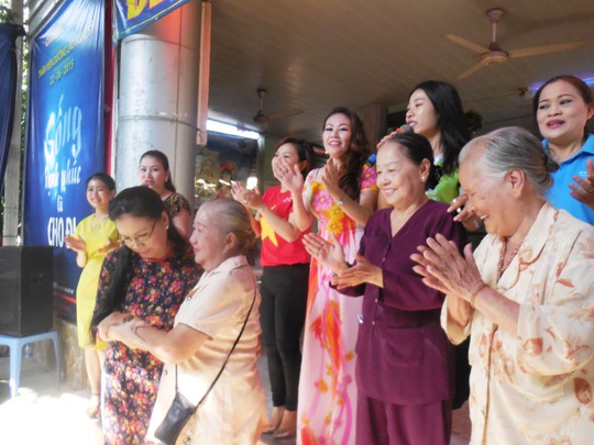 Các nghệ sĩ trong CLB Nữ nghệ sĩ TP HCM hát giao lưu với nghệ sĩ lão thành sáng 15-8 tại Khu dưỡng lão TP HCM
