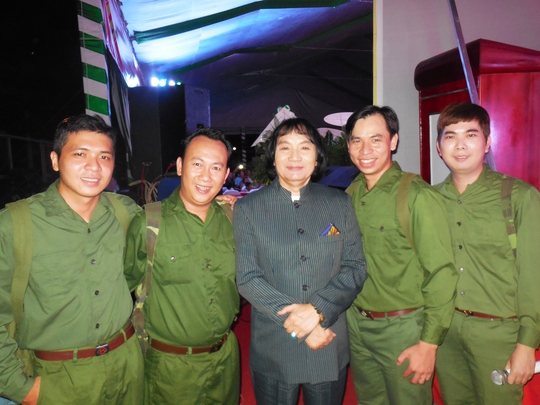 Minh Vương và các chiến sĩ, diễn viên tham gia lễ hội tại huyện Cần Đước