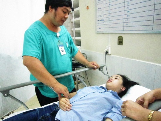 Bác sĩ thăm khám cho thí sinh Khánh Huyền tại bệnh viện