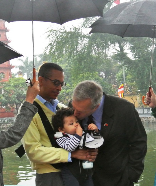 Nụ hôn của Đại sứ với con trai