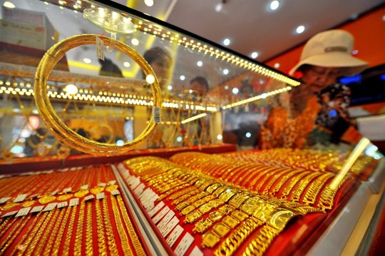 Giá vàng hôm nay 12-10: Vàng SJC cao hơn thế giới 2,5 triệu đồng/lượng - Ảnh 1.