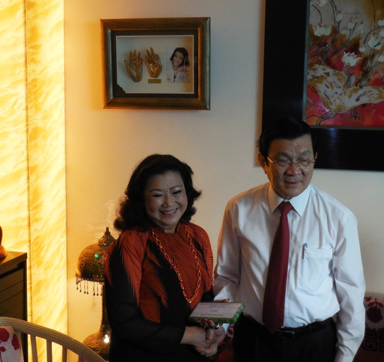 Chủ tịch nước Trương Tấn Sang đã mừng tuổi NSND Kim Cương với bao lì xì 10 triệu đồng, khen thưởng cho những đóng góp tích cực của bà đối với hoạt động từ thiện.