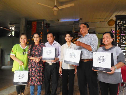Ca sĩ Quỳnh Liên (chủ nhiệm CLB Nữ nghệ sĩ TPHCM) và NS Kim Xuân trao tặng quà cho nghệ sĩ lão thành tại Khu dưỡng lão NS TPHCM