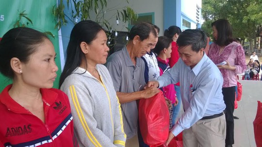 Ông Nguyễn Thành Gia, Chủ nhiệm Ủy ban kiểm tra LĐLĐ TP HCM,

tặng quà cho CNVC-LĐ có hoàn cảnh khó khăn tại huyện Củ Chi, TP HCM ẢNH: MAI CHI