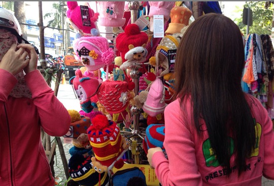 Đủ các loại nón len đầy màu sắc đang được bày bán trên tại đường Nguyễn Trãi quận 5.