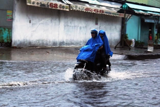 Người Sài Gòn vui vẻ lội nước vì có mưa "vàng"