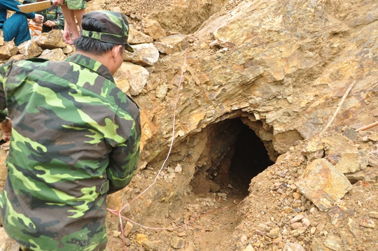 Các hầm vàng trái phép trên đỉnh đồi Cà Nhút, xã Trà Quân, huyện Tây Trà (quảng Ngãi).