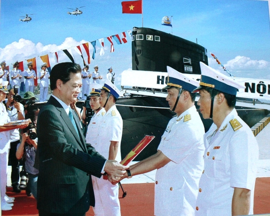 Thủ tướng Nguyễn Tấn Dũng trao cờ cho tàu ngầm kilo 636 HQ 182