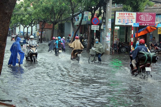 Cơn mưa khiến đường Nguyễn Văn Quá, Song Hành bị ngập
