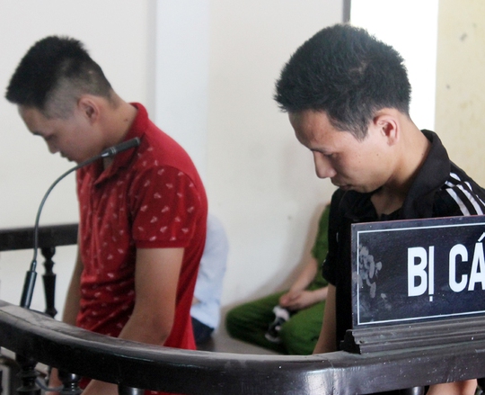 Bị cáo Phong và Ngọc tại phiên tòa. Ảnh: Hưng Tây Bị cáo Phong và Ngọc tại phiên tòa. Ảnh: Hưng Tây