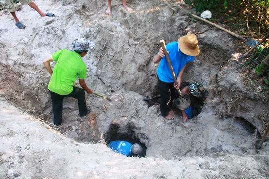 Sau khi phát lộ, người dân địa phương tổ chức “khai quật”