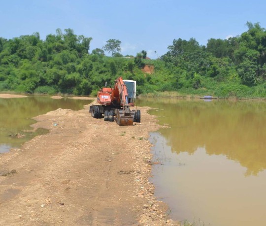 Chiếc máy xúc được lực lượng chức năng trục vớt lên. Chiếc máy xúc được lực lượng chức năng trục vớt lên.
