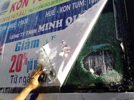 Chiếc xe Minh Quốc bị ném đá vỡ kính - Ảnh nhà xe cung cấp