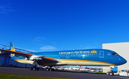 A305 XWB vừa rời khỏi xưởng sơn ở nhà máy chế tạo máy bay tại Touluose, Pháp A305 XWB vừa rời khỏi xưởng sơn ở nhà máy chế tạo máy bay tại Touluose, Pháp