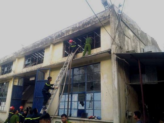 Hàng trăm chiến sỹ tham gia chữa cháy