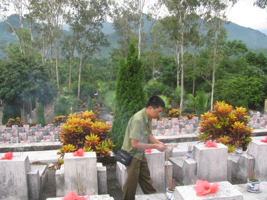 Cựu chiến binh sư đoàn 356 thắp hương tưởng nhớ các đồng đội hi sinh trên mặt trận Vị Xuyên năm 1984 tại Nghĩa trang liệt sĩ Vị Xuyên (Hà Giang) - ảnh Văn Duẩn Cựu chiến binh sư đoàn 356 thắp hương tưởng nhớ các đồng đội hi sinh trên mặt trận Vị Xuyên năm 1984 tại Nghĩa trang liệt sĩ Vị Xuyên (Hà Giang) - ảnh Văn Duẩn