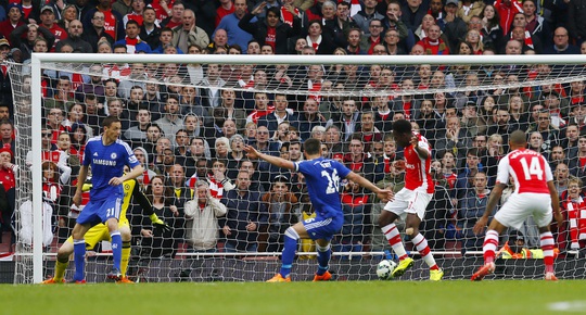 Welbeck trong pha đệm hụt bóng trước khung thành Chelsea