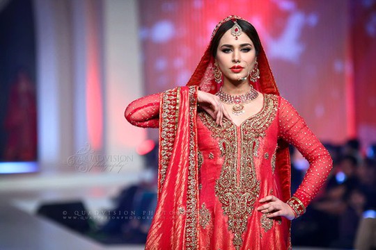 Sieu Mẫu Pakistan Bị Giam Vi Nghi Rửa Tiền Bao Người Lao động