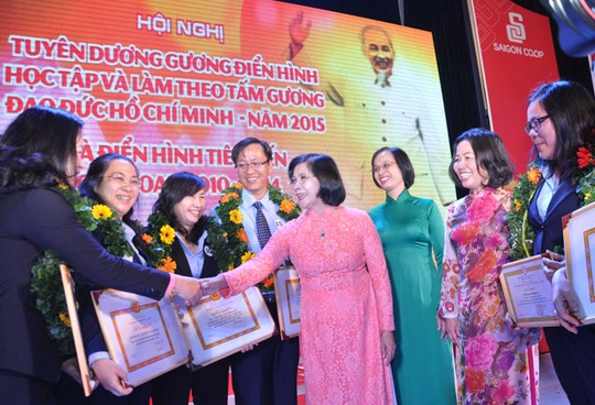 Bà Nguyễn Thị Thu Hà, Phó Chủ tịch UBND TP HCM, trao bằng khen cho các tập thể, cá nhân điển hình tiên tiến của Saigon Co.op Bà Nguyễn Thị Thu Hà, Phó Chủ tịch UBND TP HCM, trao bằng khen cho các tập thể, cá nhân điển hình tiên tiến của Saigon Co.op