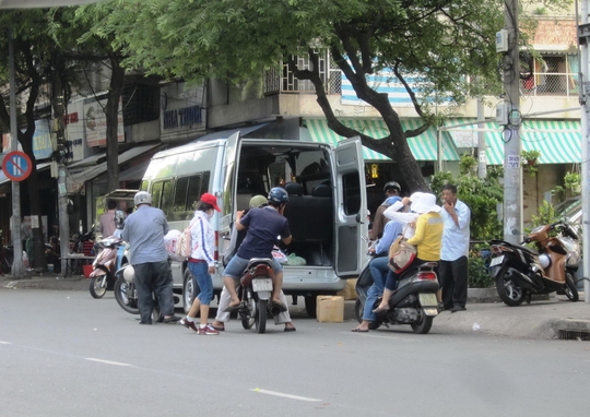 Xe “dù” trả khách trên đường Tản Đà, quận 5, TP HCMẢnh: Gia Minh