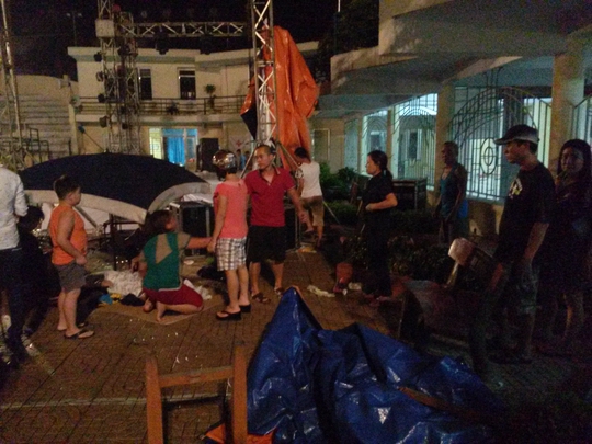 Thi the em Đông Văn Phượng tại hiện trường Thi the em Đông Văn Phượng tại hiện trường