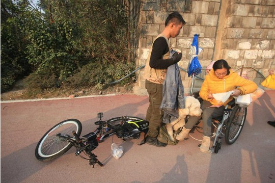 Hàng chục ngàn cư dân mạng lên tiếng ngưỡng mộ tình yêu mà chàng trai dành cho bạn gái