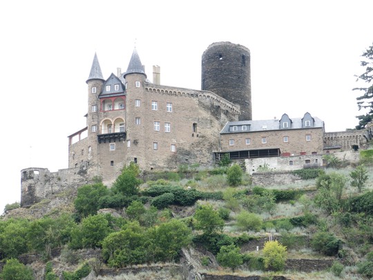 Lâu đài Mèo (Cat castle) được xây dựng vào nửa sau thế kỷ 14. Từ năm 1989 lâu đài trở thành tài sản của một người Nhật và hiện đang được dùng làm khách sạn.