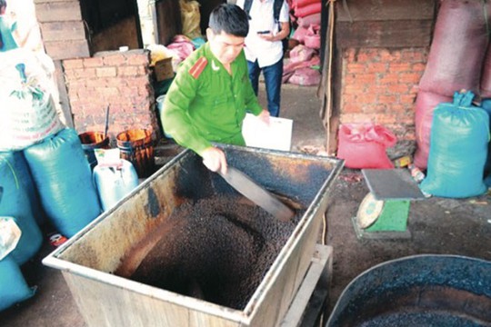 Đường hóa học và hóa chất dùng chế biến càphê tại cơ sở của ông Quang (xã Hòa Khánh, TP Buôn Ma Thuột, Đắc Lắc).