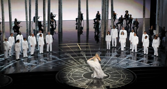 Lady Gaga lộng lẫy trên sân khấu