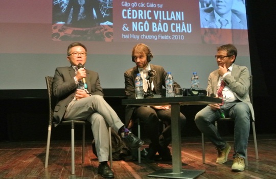Từ trái qua: GS Ngô Bảo Châu, GS Cédric Villani, GS