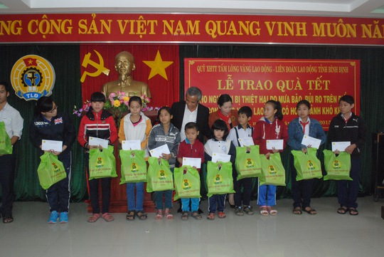 Chủ tịch Tổng LĐLĐ Việt Nam Đặng Ngọc Tùng chia vui với con công nhân nghèo tỉnh Bình Định