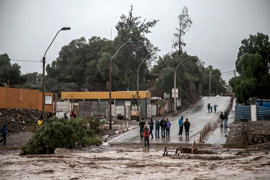 Mưa lớn gây lũ quét khiến giao thông bị gián đoạn. Ảnh: Reuters Mưa lớn gây lũ quét khiến giao thông bị gián đoạn. Ảnh: Reuters