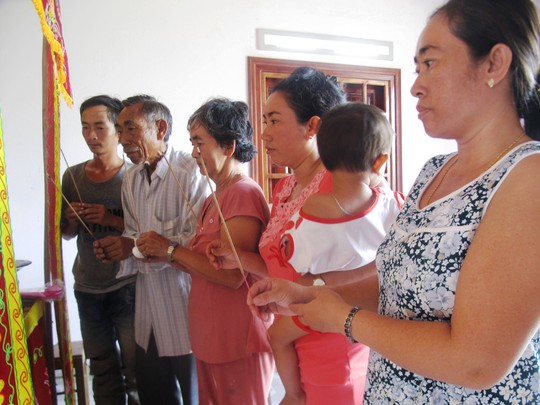 Người nhà thắp nhang cho Huỳnh Xuân Điền