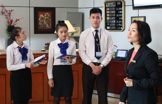 Học viên Trường Trung cấp Du lịch và Khách sạn Saigontourist trong giờ học nghiệp vụ lễ tân