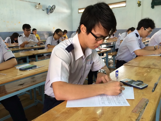 Học sinh Trường THPT Bùi Thị Xuân thi thử kỳ thi THPT quốc gia tại TP HCM