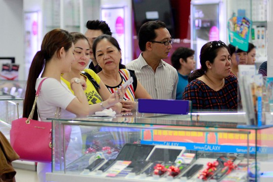 Tại nhiều trung tâm mua sắm thường có quầy tư vấn cho vay tiêu dùng của các công ty tài chính Ảnh: Hoàng Triều
