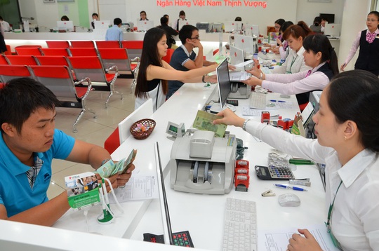 Khách hàng giao dịch tại Ngân hàng Việt Nam Thịnh Vượng Ảnh: Tấn Thạnh