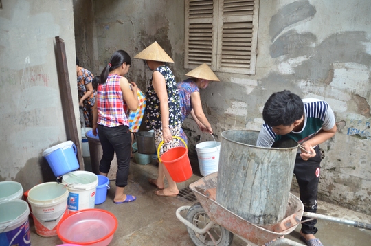 Người dân Hà Nội lao đao vì thiếu nước sinh hoạt Ảnh: NGUYỄN HƯỞNG