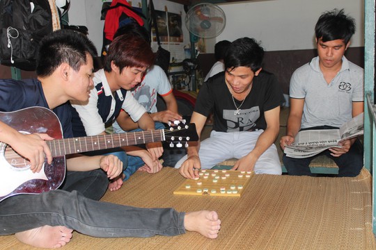 Công nhân Công ty May da Xuất khẩu 30-4 thư giãn sau giờ tan ca