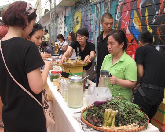Gian hàng ẩm thực đắt khách ở chợ tem phiếu Sài Gòn