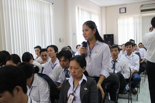 Người lao động phát biểu ý kiến tại chương trình đối thoại của Công ty CP Kinh doanh thủy hải sản Sài Gòn