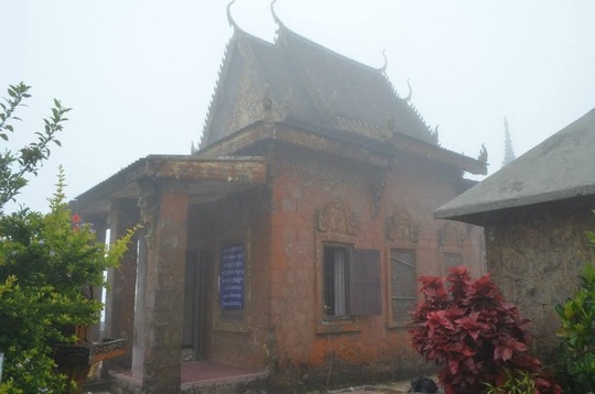 Một góc chùa Năm Thuyền phủ đầy rêu đỏ - “đặc sản” của Bokor