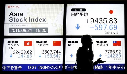 Thị trường chứng khoán châu Á kéo nhau đi xuống hôm 21-8. Ảnh: Reuter