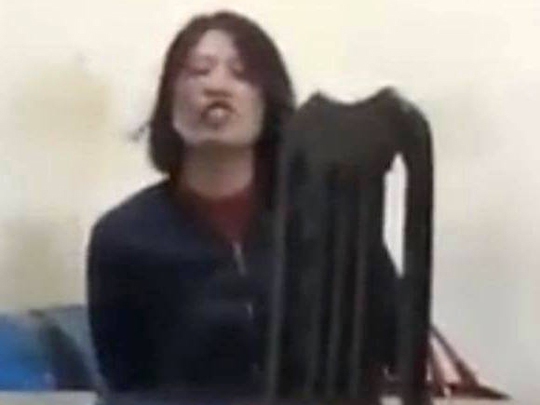 Hình ảnh cắt từ clip ghi lại cảnh Trang Trần lăng mạ, chống người thi hành công vụ