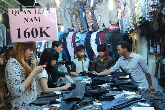 Các nam công nhân cũng rất siêng đi chợ lựa quần áo