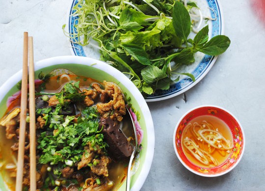 Vị của món bún là vị tổng hợp cay cay trộn lẫn một chút vị ngọt xương và mùi thơm của da bê thui Vị của món bún là vị tổng hợp cay cay trộn lẫn một chút vị ngọt xương và mùi thơm của da bê thui